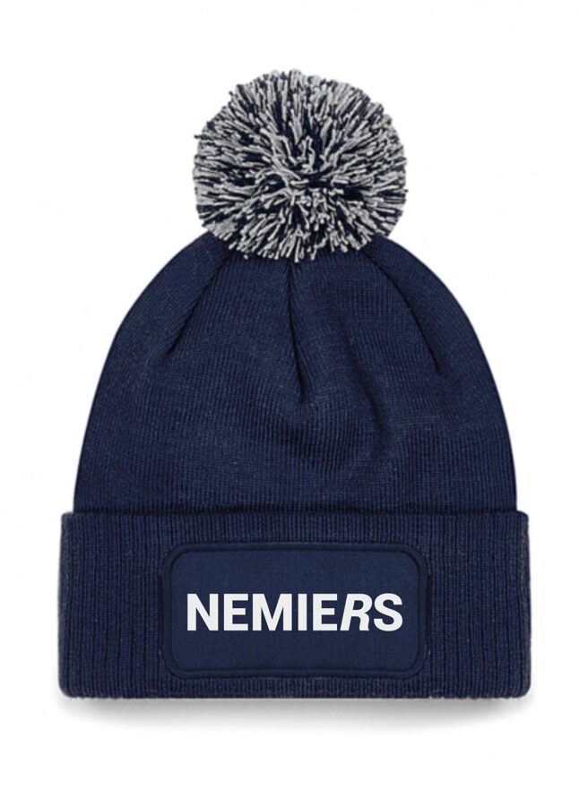 Cepure ar tumsā atstarojošu uzrakstu "Nemiers"