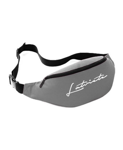 Jostas soma ar tumsā atstarojošu uzrakstu "Latviete"