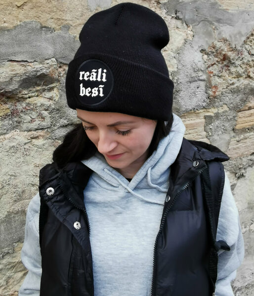 cepure "Reāli besī"