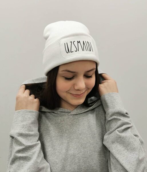 Cepure ar uzrakstu "UZSMAIDI"