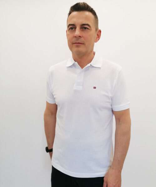 Vīriešu polo krekls ar izšūtu Latvijas karodziņu