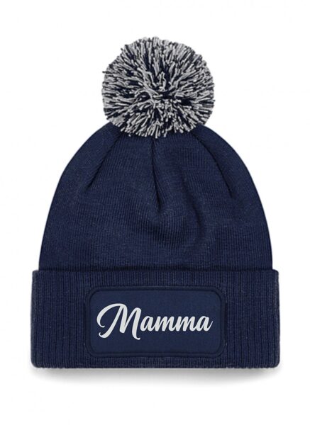 Cepure ar tumsā atstarojošu uzrakstu "Mamma"
