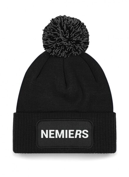 Cepure ar tumsā atstarojošu uzrakstu "Nemiers"
