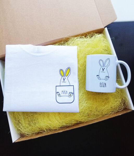 Lieldienu dāvanu komplekts "Zaķis Māsa" (T-krekls+krūze ar Jūsu izvēlēto vārdu)
