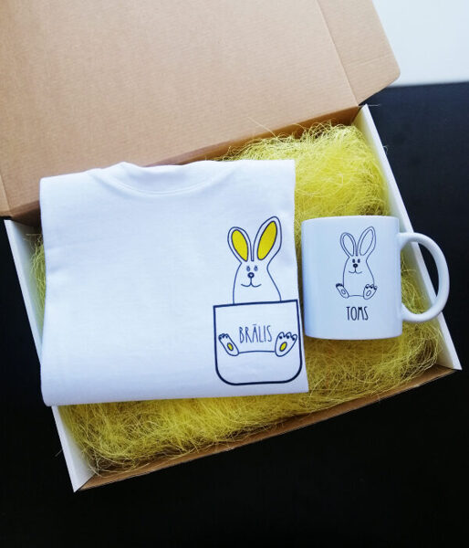 Lieldienu dāvanu komplekts "Zaķis Brālis" (T-krekls+krūze ar Jūsu izvēlēto vārdu)