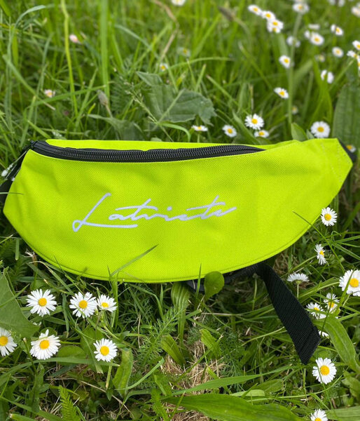 Jostas soma ar tumsā atstarojošu uzrakstu "Latviete"