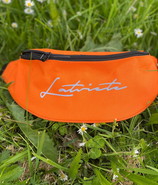 Jostas soma ar tumsā atstarojošu uzrakstu "Latviete"